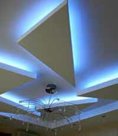 Неоновая подсветка потолка в современном интерьере