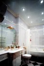 Советы по выбору и установке подвесных потолков для ванных комнат