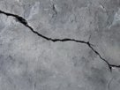 Определяем причины появления трещины в стене дома